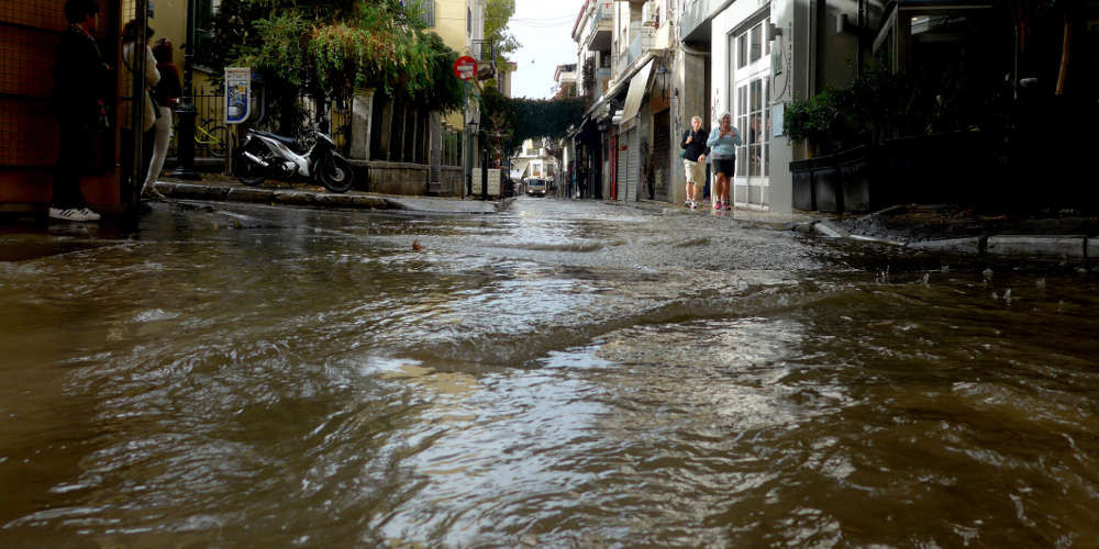 «Βοηθήστε τα παιδιά μου, έχουν εγκλωβιστεί»! Κραυγή αγωνίας για την πλημμύρα στην Νέα Πέραμο